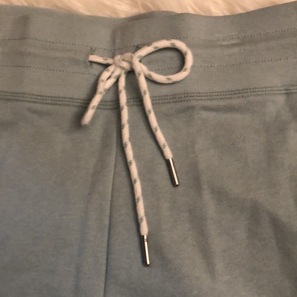 NWT Women Reebok Relaxed Shorts in XL - 2 Pockets - Grey Mist Color - Picture 3 of 9